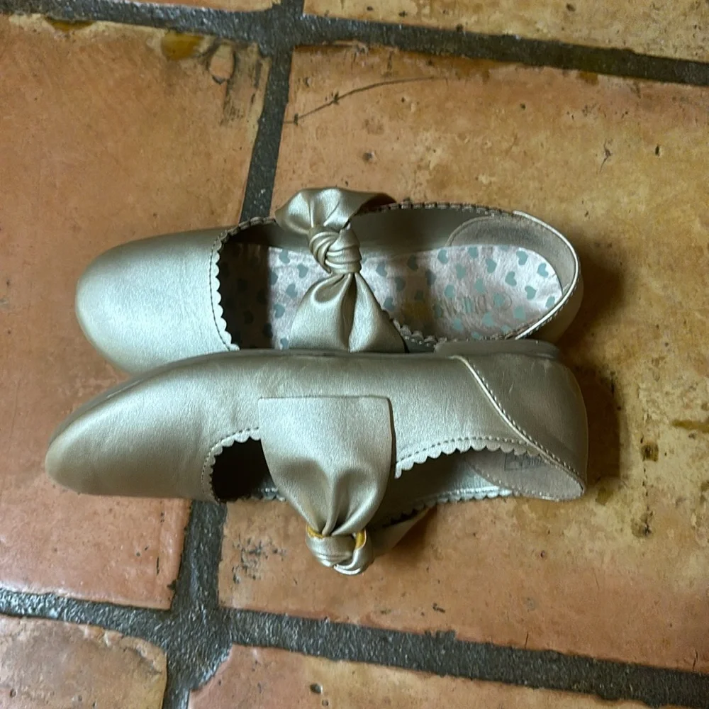 Gold Dream Paris girls size two flats - Picture 3 of 4